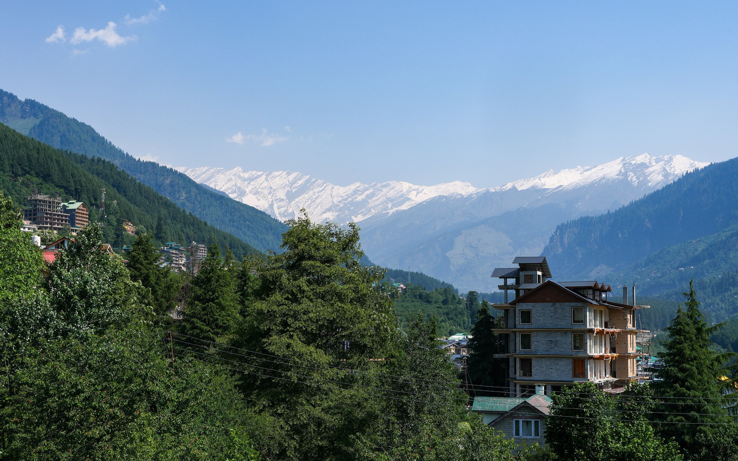 Snow peaks above Manali